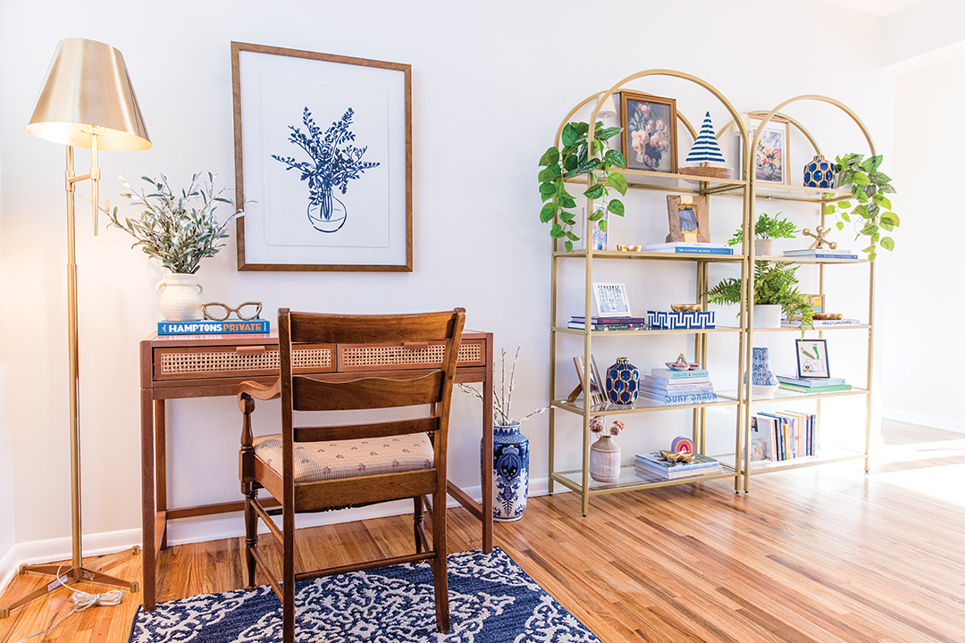 During my stay at the Garden Getaway, I enjoyed a well-stocked bookcase, wall art that enhances the overall aesthetic and cozy entertainment setups throughout the house with easy access to streaming services.