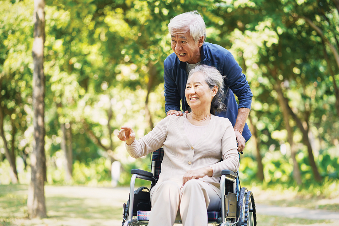 asian old couple relaxing outdoors in park